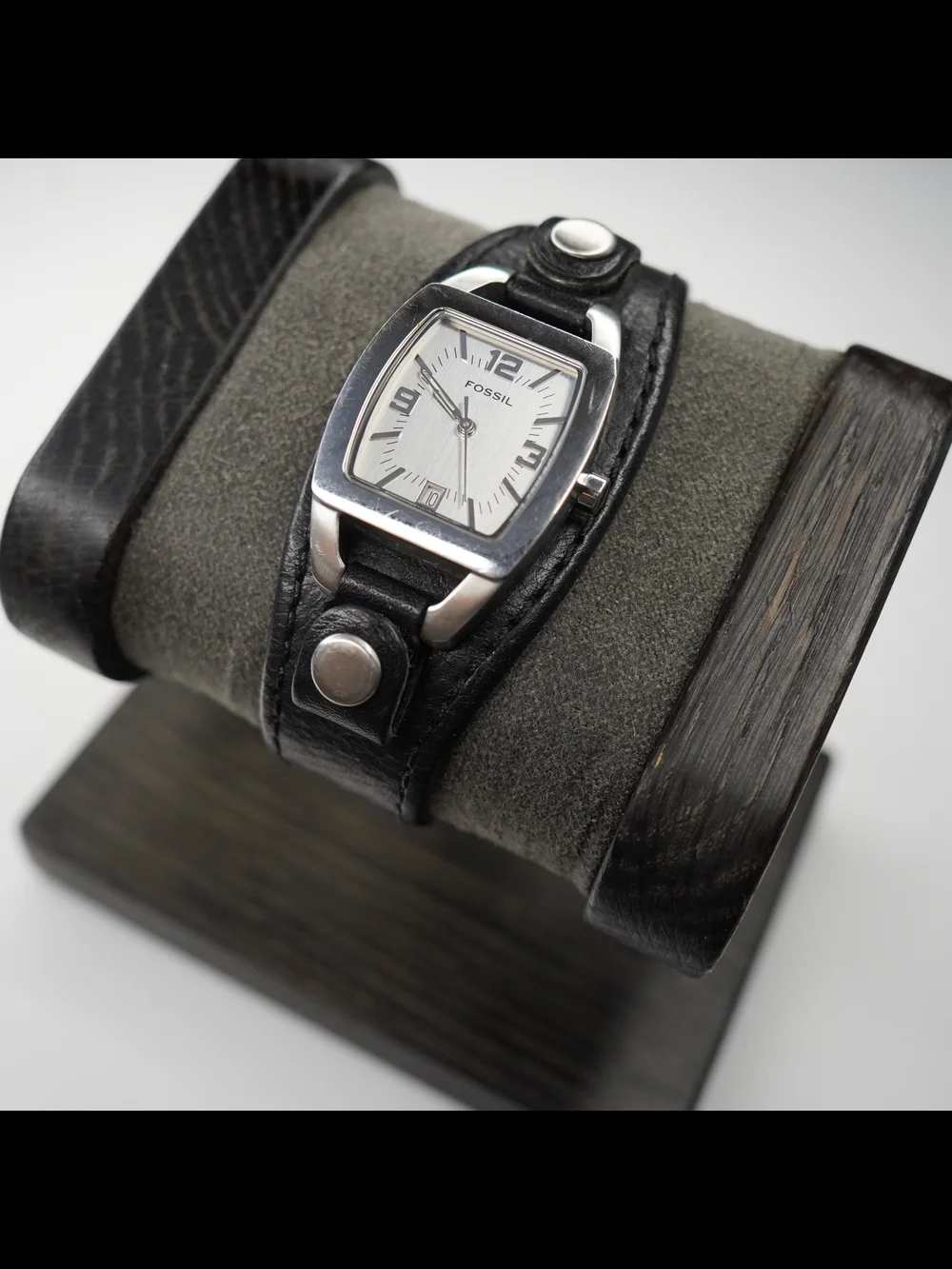 Fossil JR-8512 Silvertone Quartz Watch Silver Dial Black Leather Cuff Strap Date